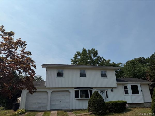 2 Valley Forge Drive , Wheatley Heights, NY 11798