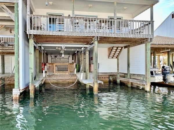 515 S 13th Street , Port O'Connor, TX 77982