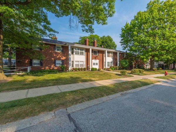 2888 Pease Drive, Unit 209, Rocky River, OH 44116
