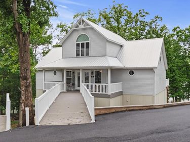 520 Yacht Drive, Grand Rivers, KY 42045