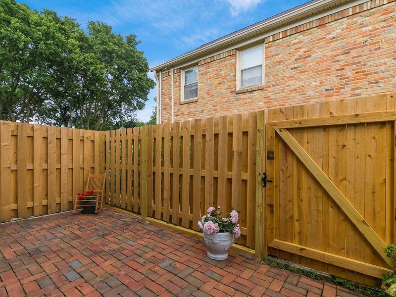 911 Manor Lane, Unit J, Columbus, OH 43221 Photo 14