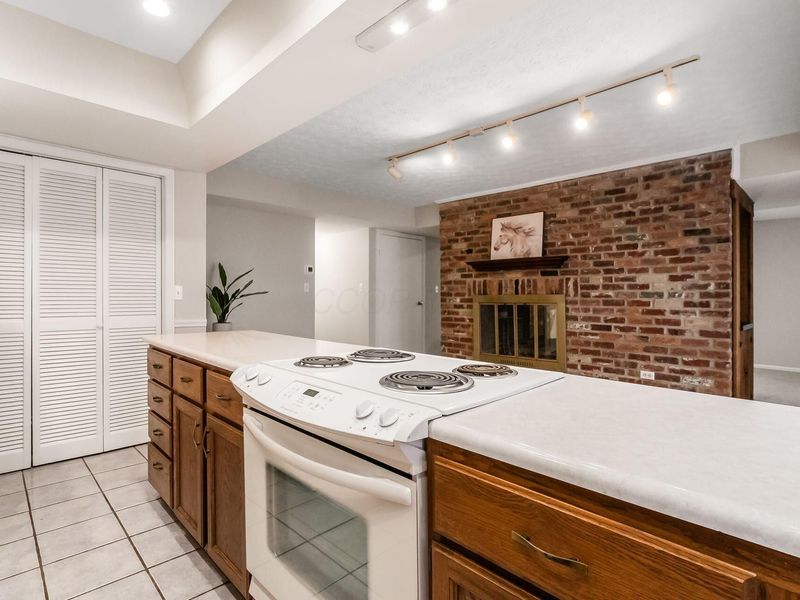 911 Manor Lane, Unit J, Columbus, OH 43221 Photo 16