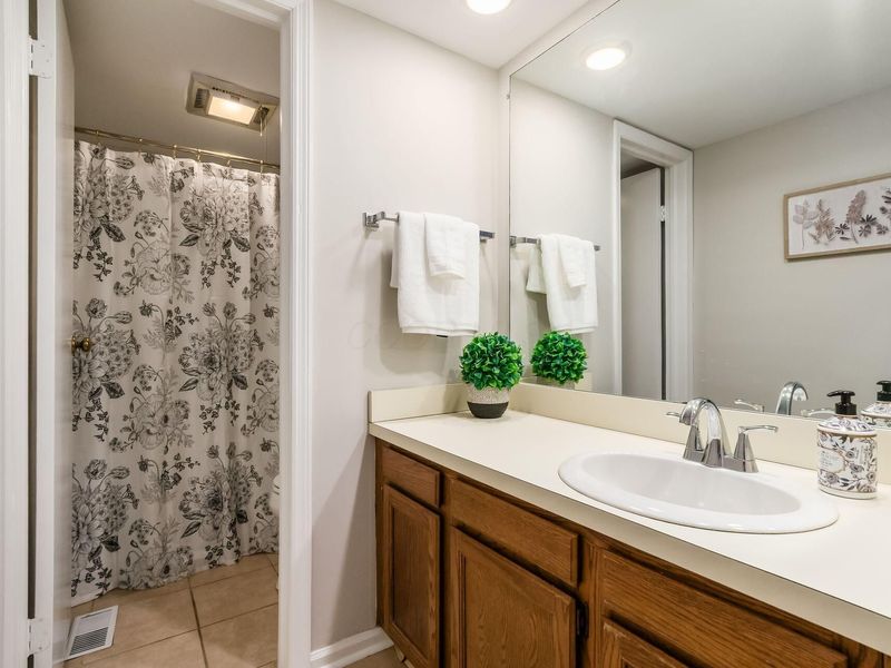 911 Manor Lane , Unit J, Columbus, OH 43221 Photo 19