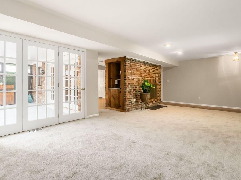 911 Manor Lane, Unit J, Columbus, OH 43221 Photo 5