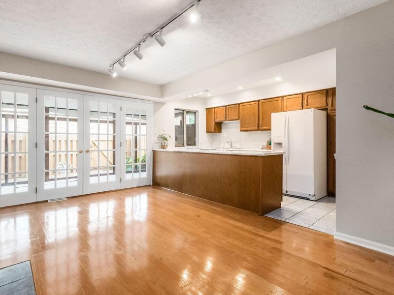 911 Manor Lane, Unit J, Columbus, OH 43221 Photo 7