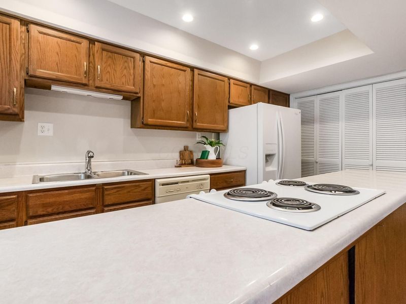 911 Manor Lane, Unit J, Columbus, OH 43221 Photo 9
