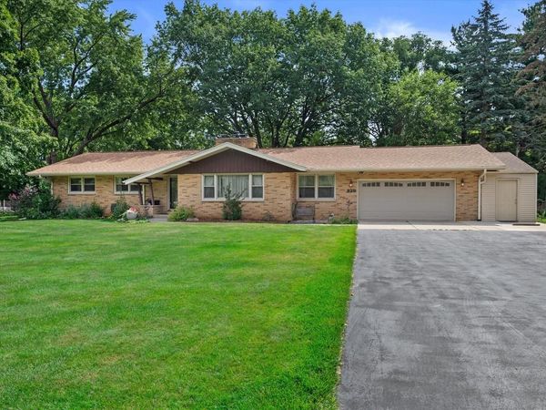 928 Mill ROAD, Delafield, WI 53018