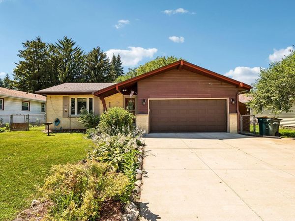 708 Riverview DRIVE, West Bend, WI 53095