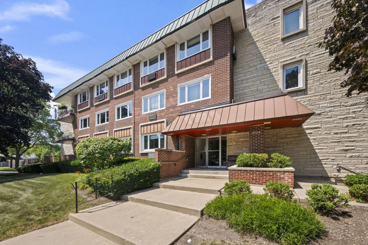 2700 E Bel Aire Drive , Arlington Heights, IL 60004