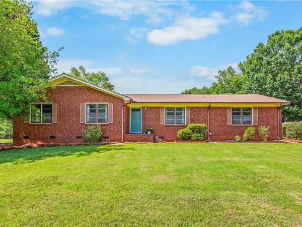 141 Pinelawn Drive , Kernersville, NC 27284