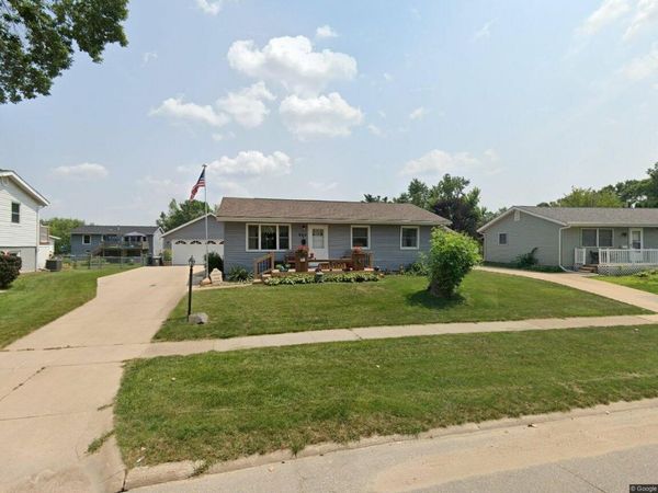 945 Lindale Dr, Marion, IA 52302