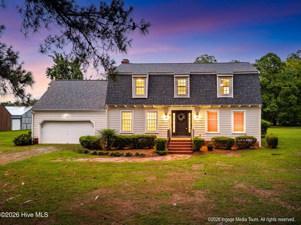 696 Laurie Ellis Road , Winterville, NC 28590