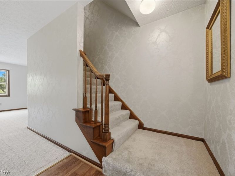 135 Seneca Trail SW, Hartville, OH 44632 Photo 2