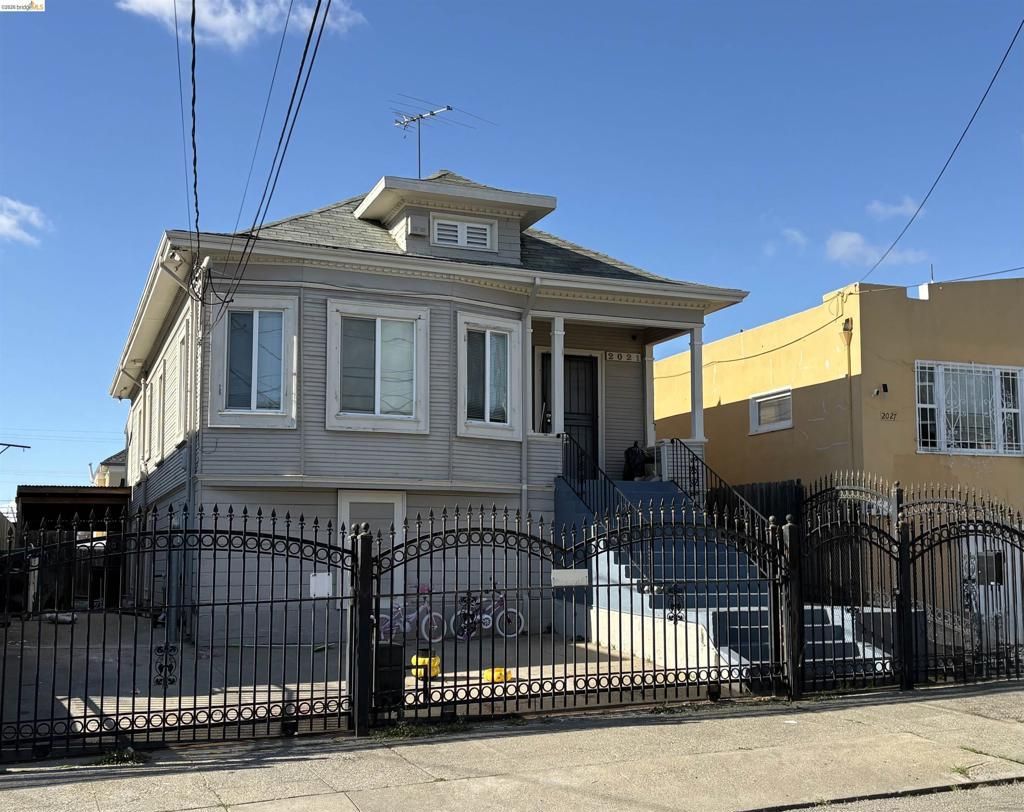 2021 Mitchell St, Oakland, CA 94601 Main Photo