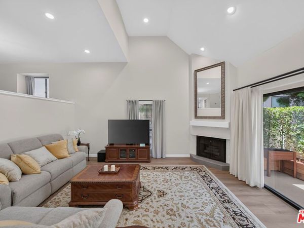 15173 Magnolia Boulevard, Unit F, Los Angeles, CA 91403