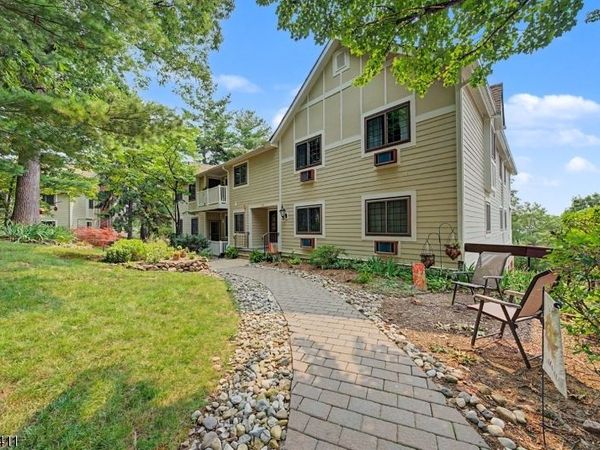 20 Foxwood Dr, Morris Plains, NJ 07950
