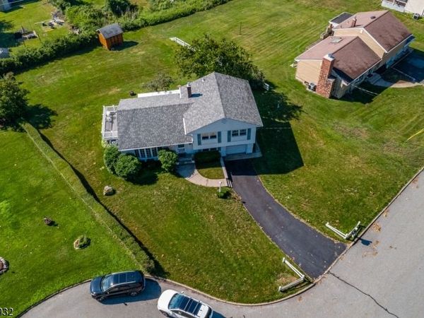 64 Sanford Dr, Randolph, NJ 07869
