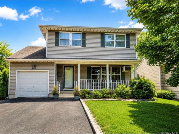 611 Peconic Avenue , West Babylon, NY 11704