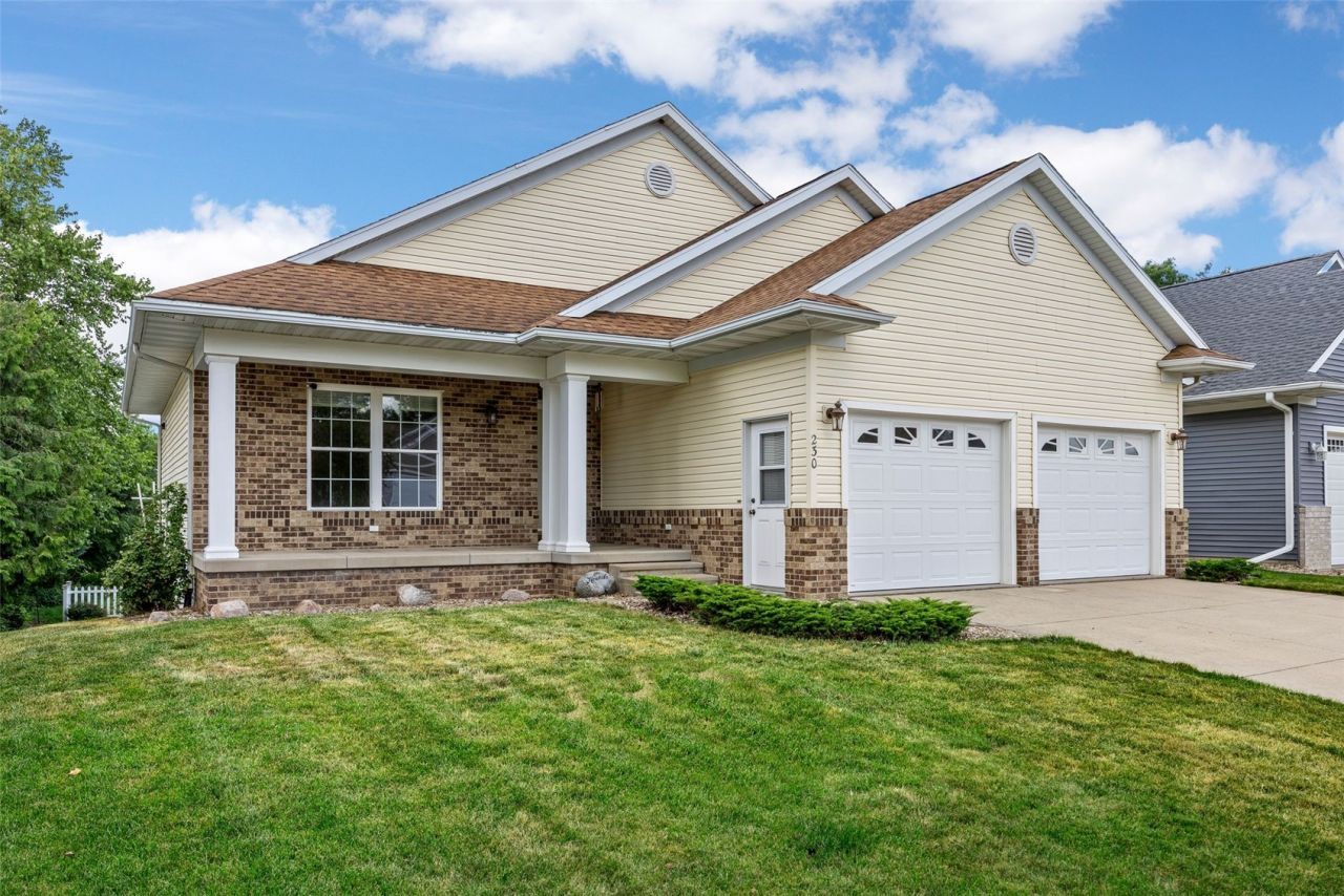 230 S Blairsferry Crossing, Hiawatha, IA 52233 Main Photo
