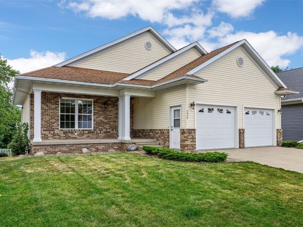 230 S Blairsferry Crossing, Hiawatha, IA 52233