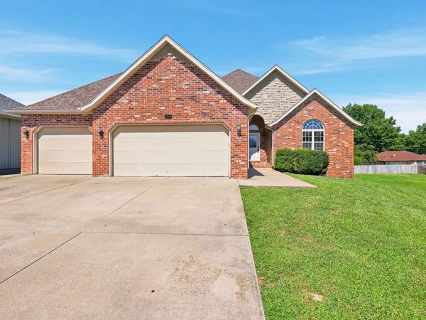 5561 S Pinehurst Avenue , Springfield, MO 65810