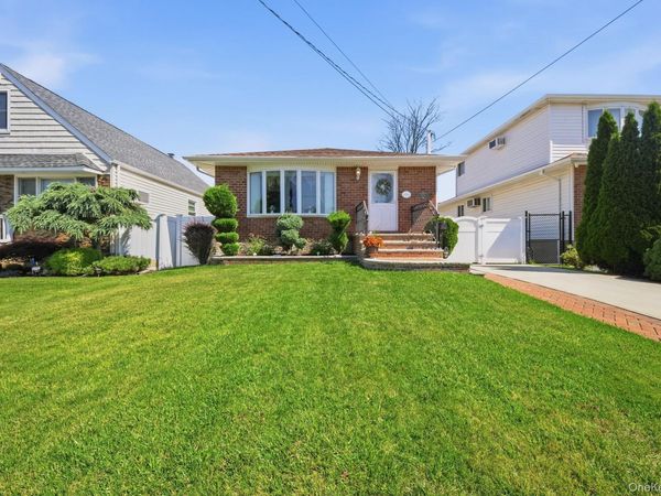 3615 Tonopah Street , Seaford, NY 11783