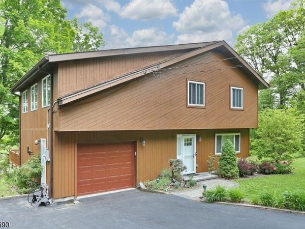 64 Larchmont Dr, West Milford, NJ 07421