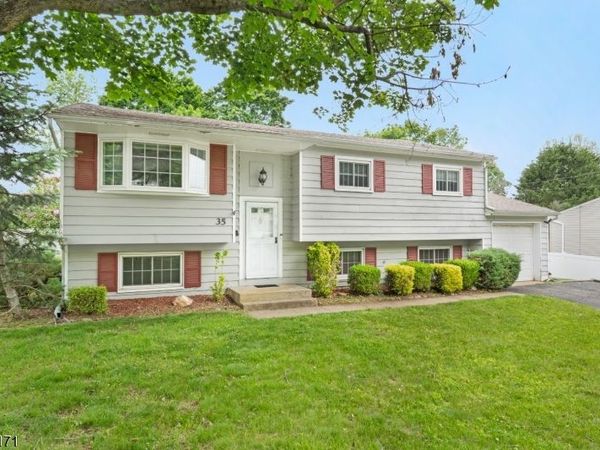 35 Saint Marys Dr, Roxbury, NJ 07876