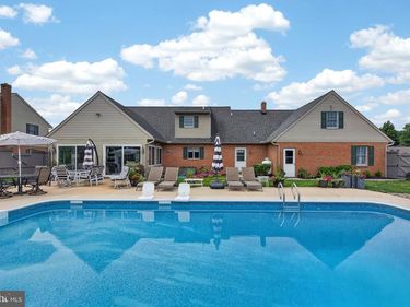 695 SUE DRIVE, LITITZ, PA 17543