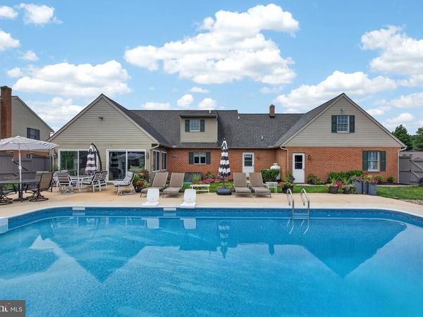 695 SUE DRIVE, LITITZ, PA 17543