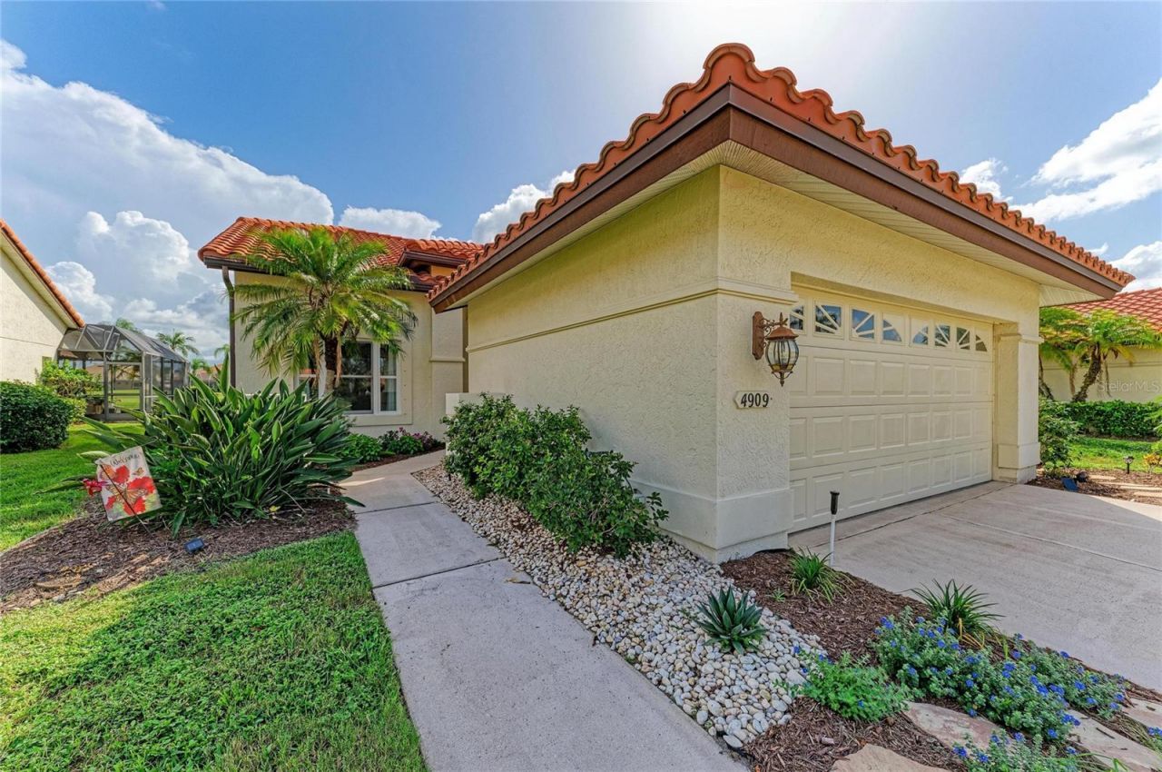 4909 Clubview Court E, Bradenton, FL 34203 Photo