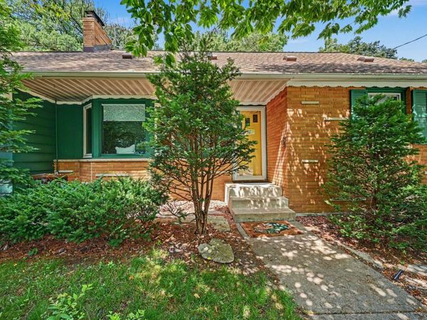885 Old Lexington Avenue , Saint Paul, MN 55116