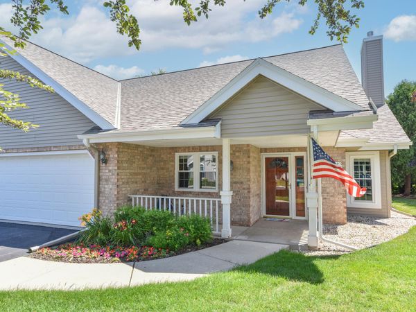 W65N296 Lincoln Ct, Cedarburg, WI 53012