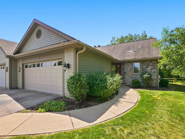 303 Parkview Ct, Hartland, WI 53029