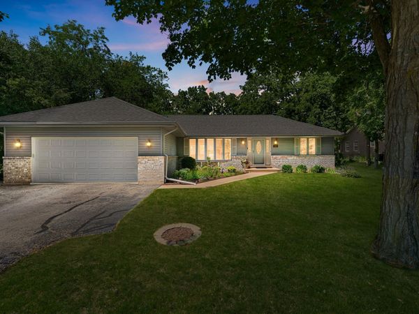 118 Hillview Rd, Delavan, WI 53191
