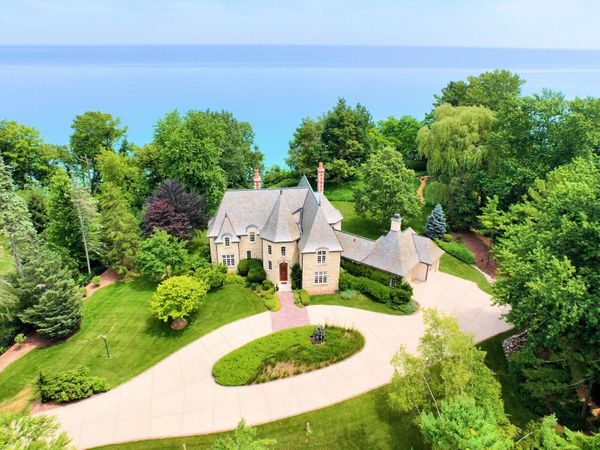 11602 N Shorecliff Ln, Mequon, WI 53092