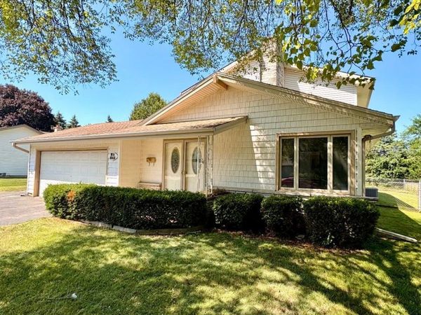 W174N9459 Devon Wood Rd, Menomonee Falls, WI 53051