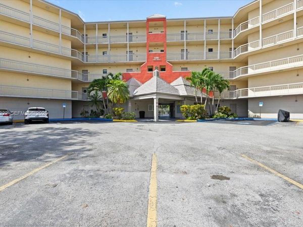 8290 Lake Dr , Unit 130, Doral, FL 33166