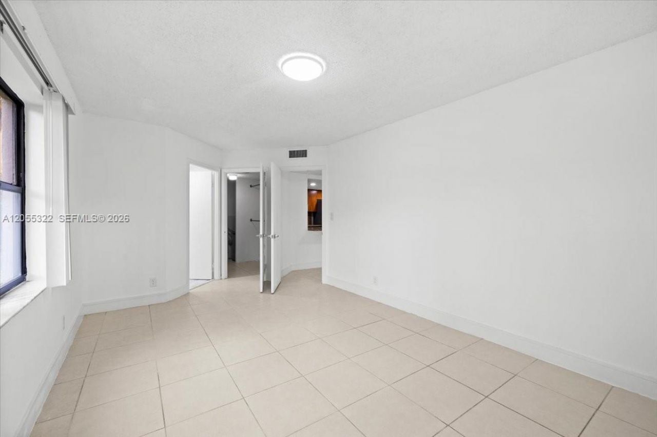 8290 Lake Dr, Unit 130, Doral, FL 33166 Photo
