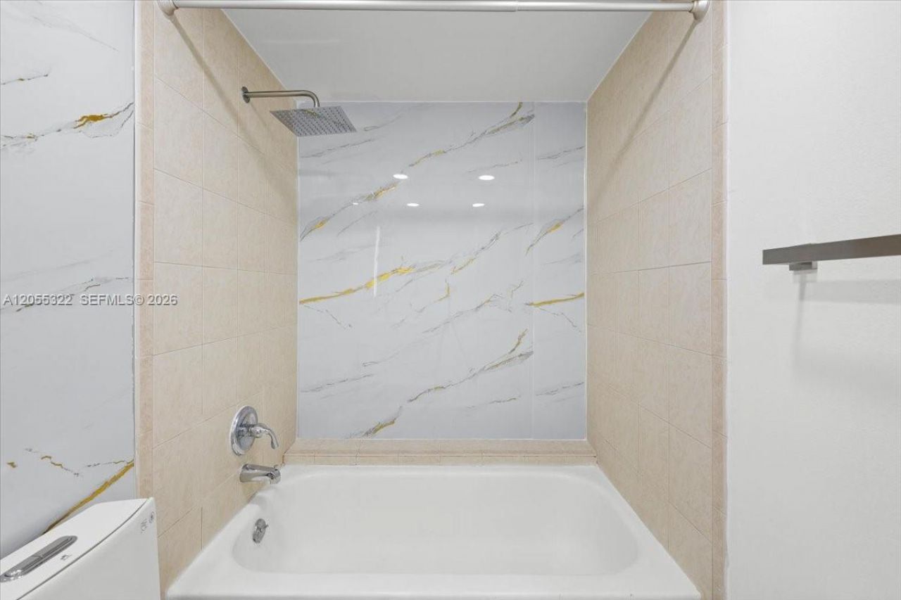 8290 Lake Dr, Unit 130, Doral, FL 33166 Photo