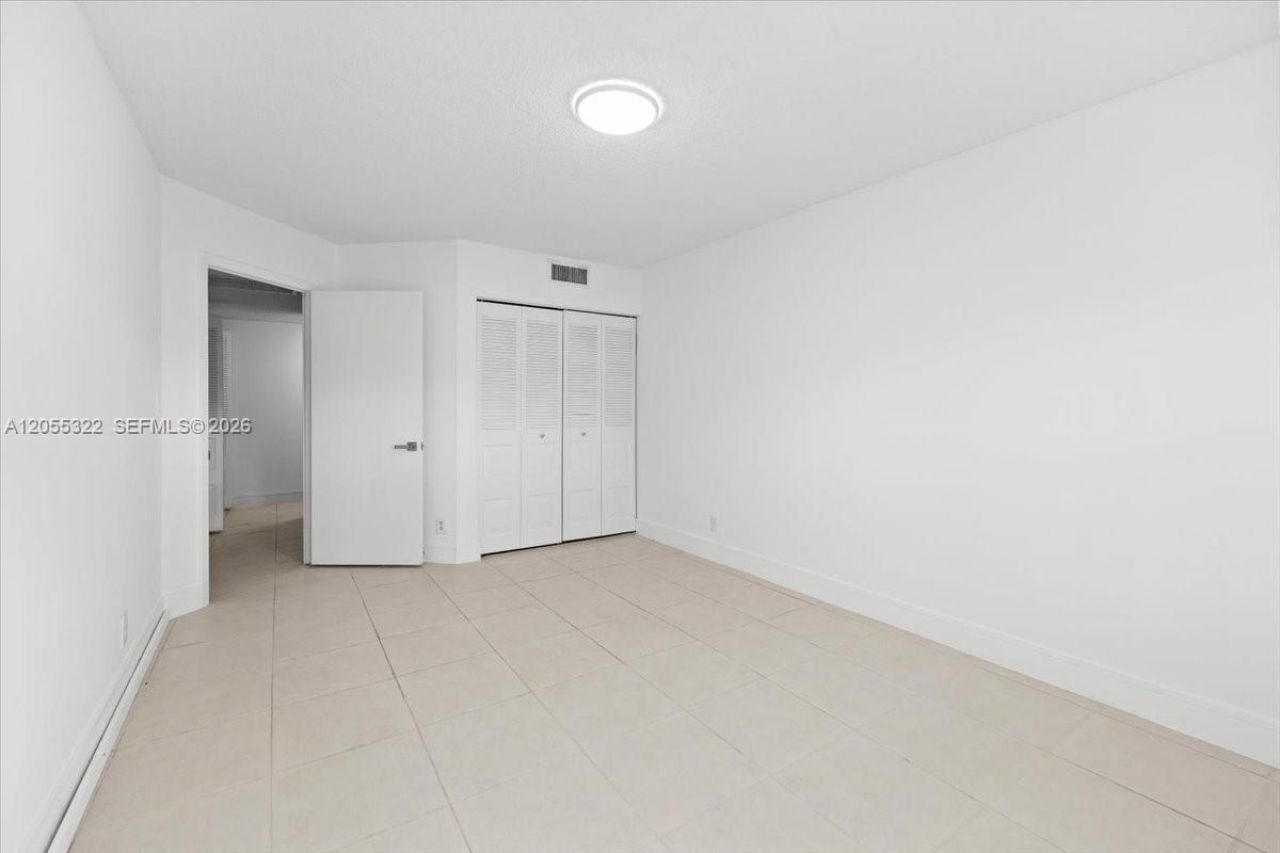 8290 Lake Dr, Unit 130, Doral, FL 33166 Photo