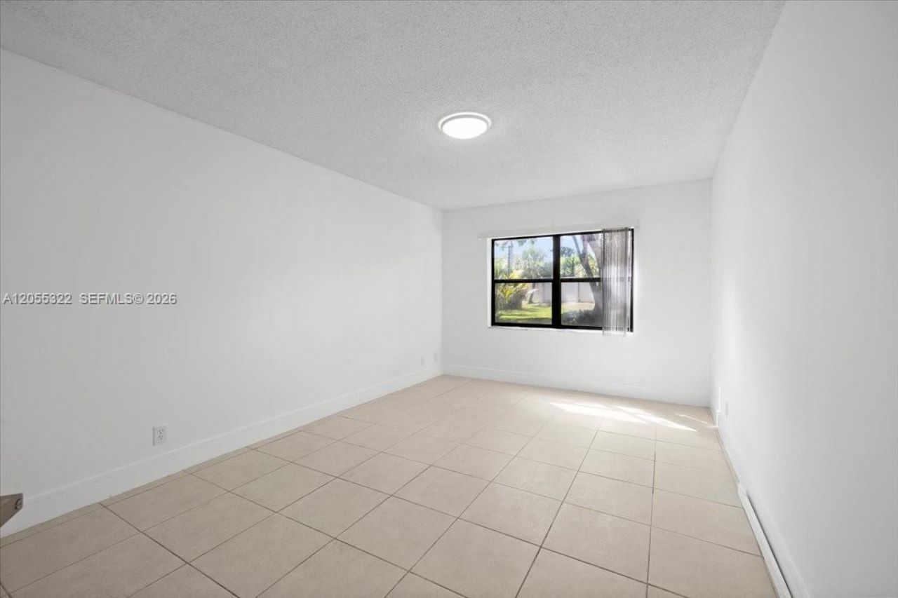8290 Lake Dr, Unit 130, Doral, FL 33166 Photo