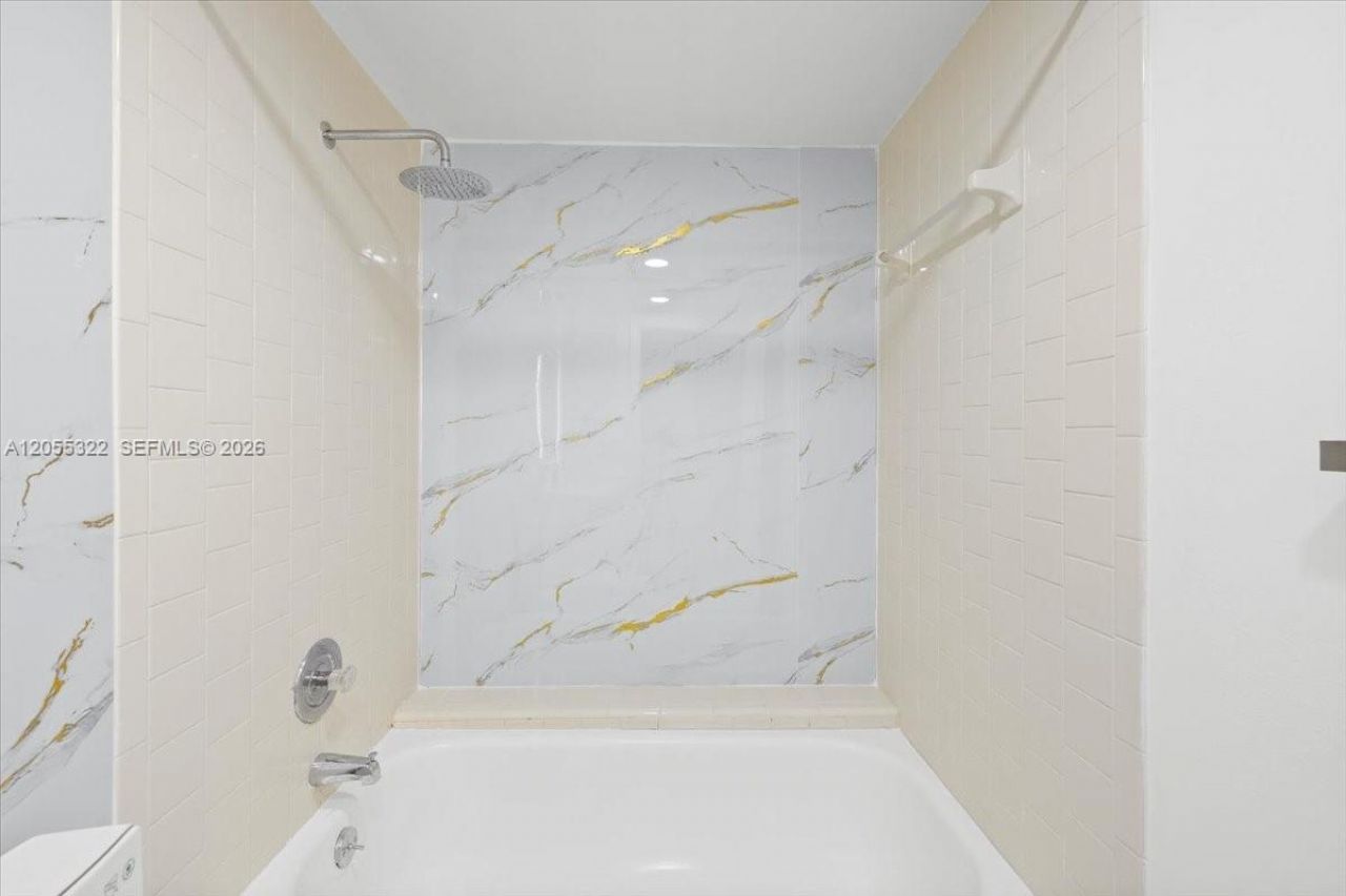 8290 Lake Dr, Unit 130, Doral, FL 33166 Photo