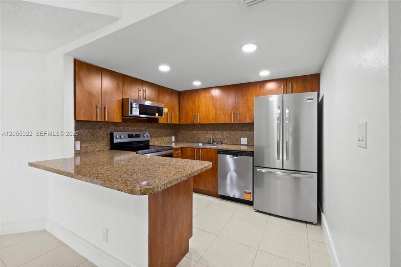 8290 Lake Dr, Unit 130, Doral, FL 33166 Photo