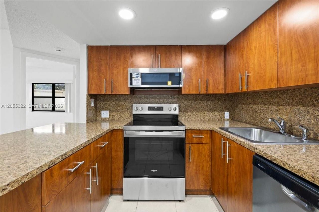 8290 Lake Dr, Unit 130, Doral, FL 33166 Photo