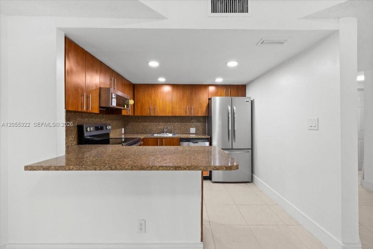 8290 Lake Dr, Unit 130, Doral, FL 33166 Photo