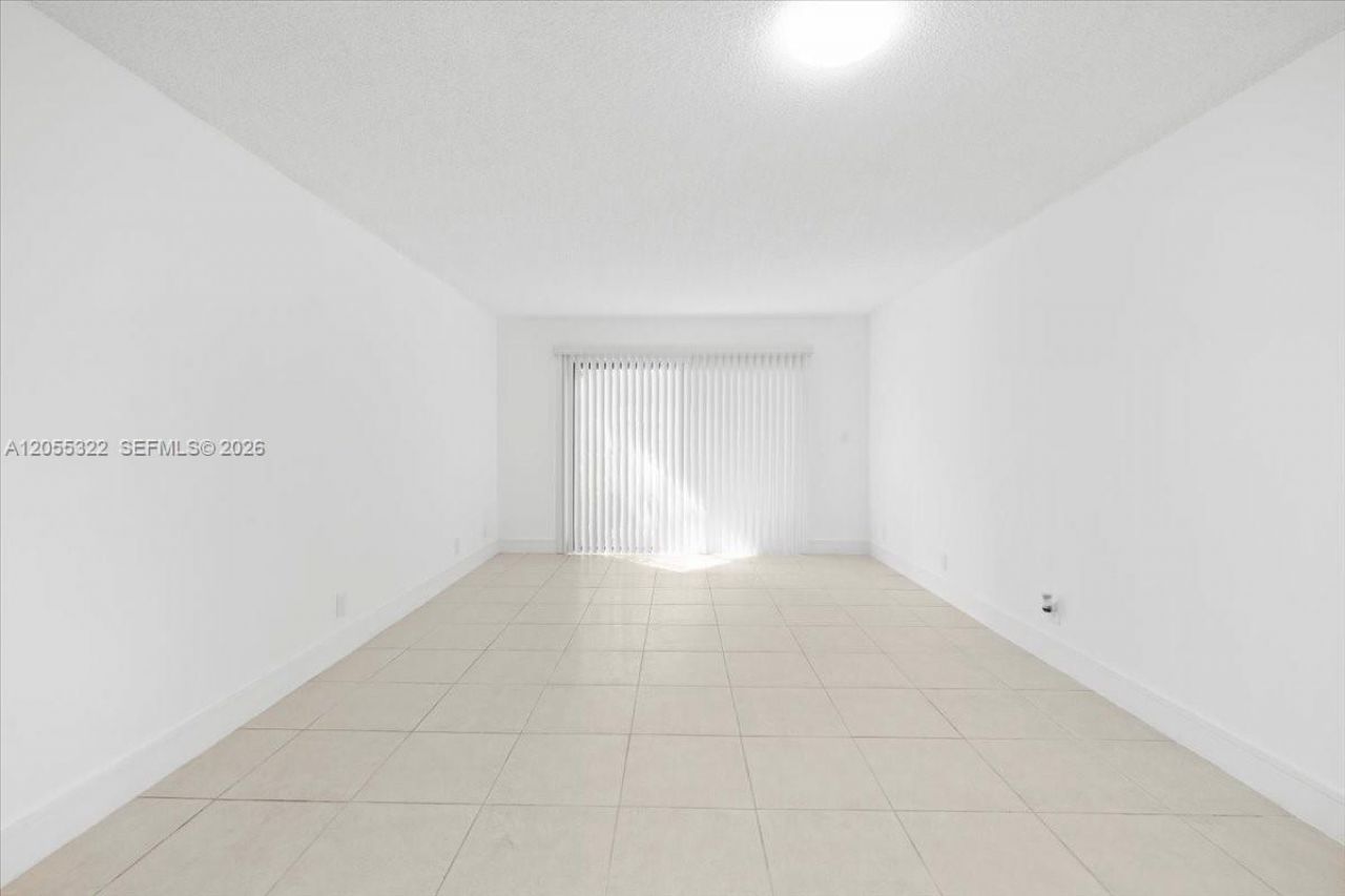 8290 Lake Dr, Unit 130, Doral, FL 33166 Photo
