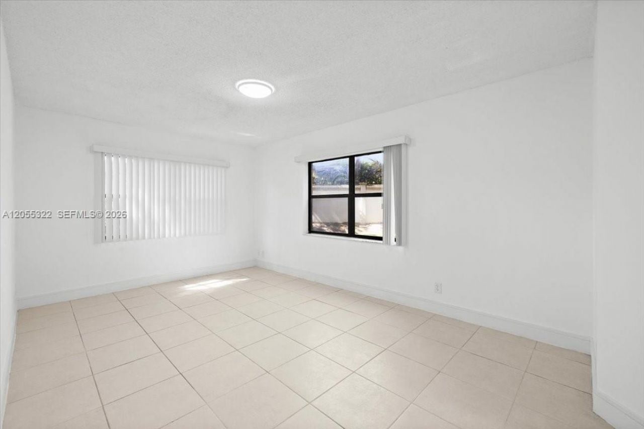 8290 Lake Dr, Unit 130, Doral, FL 33166 Photo