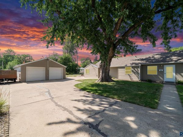 3221 S Hawthorne Ave, Sioux Falls, SD 57105