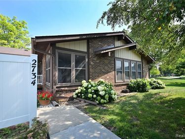 2734 Roundtree Drive, Troy, MI 48083